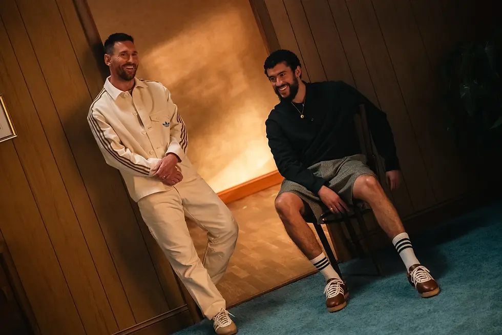 A medida que el reloj avanza hacia la Copa Mundial de la FIFA 2026, las grandes marcas han comenzado a mover sus fichas en el tablero del marketing global. Sin embargo, ninguna ha golpeado con tanta fuerza como Adidas. Con el lanzamiento de su reciente spot cinematográfico titulado «Backyard Legends», la firma alemana no solo busca promocionar sus productos, sino reclamar el trono de la cultura popular al reunir a tres titanes de industrias completamente distintas: Lionel Messi, Bad Bunny y Timothée Chalamet.