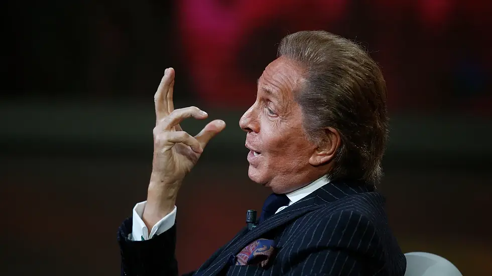 “Valentino Garavani no solo fue una guía e inspiración constante para todos nosotros, sino una verdadera fuente de luz, creatividad y visión”, declaró su fundación en un comunicado publicado en redes sociales este 19 de enero.