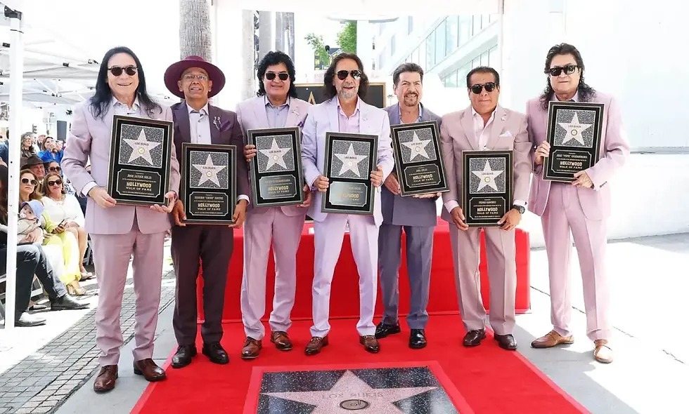La banda michoacana, Los Bukis, recibió su estrella en el Paseo de la Fama de Hollywood este miércoles. El Buki Mayor, Marco Antonio Solís, junto con los integrantes de la banda, recibieron la distinción bajo la categoría de Grabación, la cual se brinda a aquellos artistas que han ganado este mérito a través de la música.