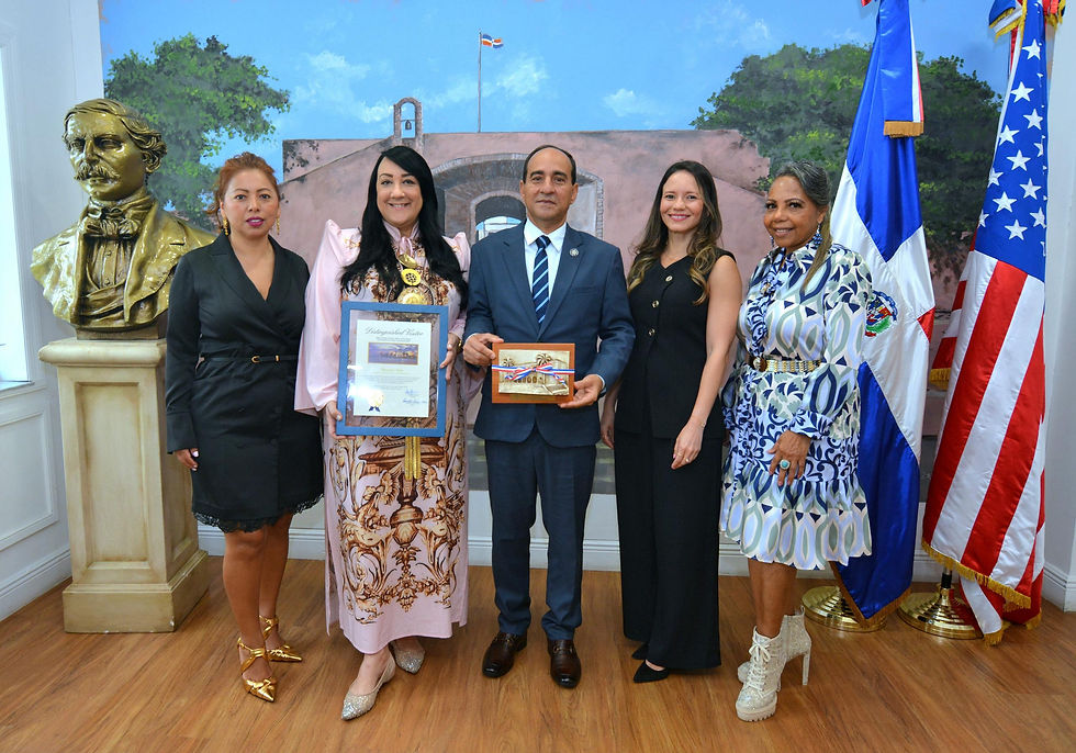 Ambas instituciones honran sus 45 años de carrera y el impacto internacional de la moda dominicana