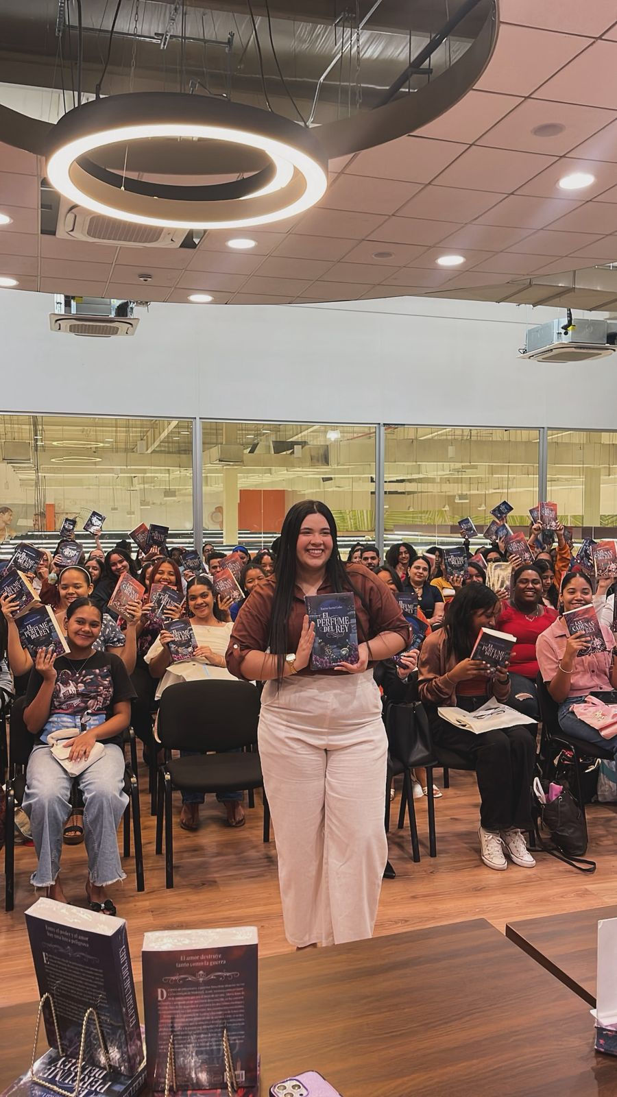 Cuesta Libros reafirma su compromiso de conectar a los lectores con las voces literarias que marcan tendencia en la región, esta vez con la presencia de Karine Bernal Lobo, joven autora Colombiana que ha conquistado a miles de seguidores con sus historias de fantasía y romance.
