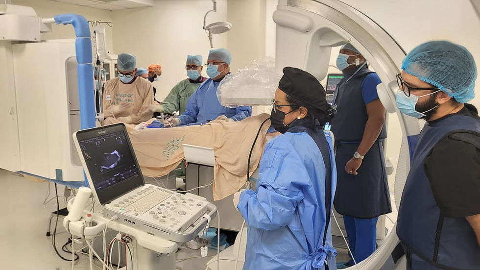 La Unidad de Hemodinámia del Hospital Regional Universitario José María Cabral y Báez realizó con éxito un procedimiento de alta complejidad consistente en el cierre percutáneo de cardiopatías estructurales, específicamente una comunicación interauricular (CIA) y un foramen oval permeable (FOP), mediante el uso de dispositivos tipo Amplatzer.