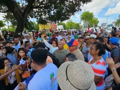 Decenas de ciudadanos se congregaron el domingo frente al Jardín Botánico Nacional para participar en una manifestación pacífica en defensa de las áreas verdes del país