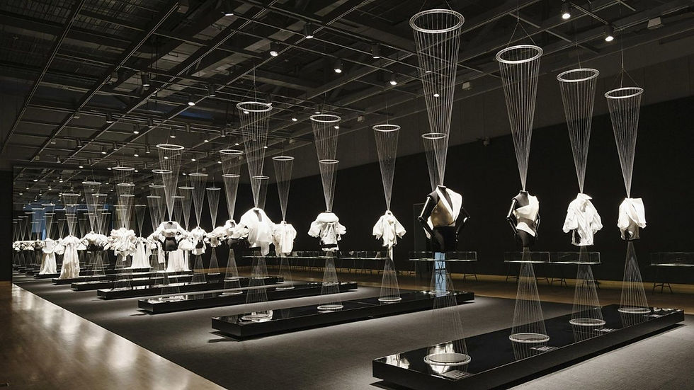 Installation view of Gianfranco Ferré’s white shirts, presenting the shirt as a structured architectural form.