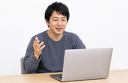 パソコンの前の男性