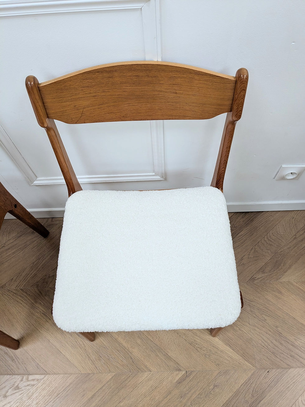 Thumbnail: Suite de 6 chaises design en teck avec une assise blanche