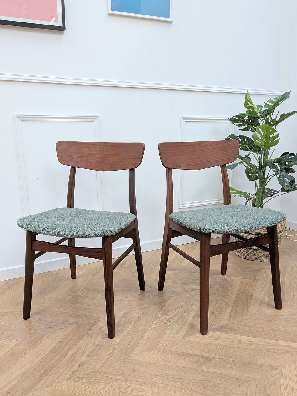 Chaises de salle à manger danoises des années 60 restaurées et retapissées en vert.