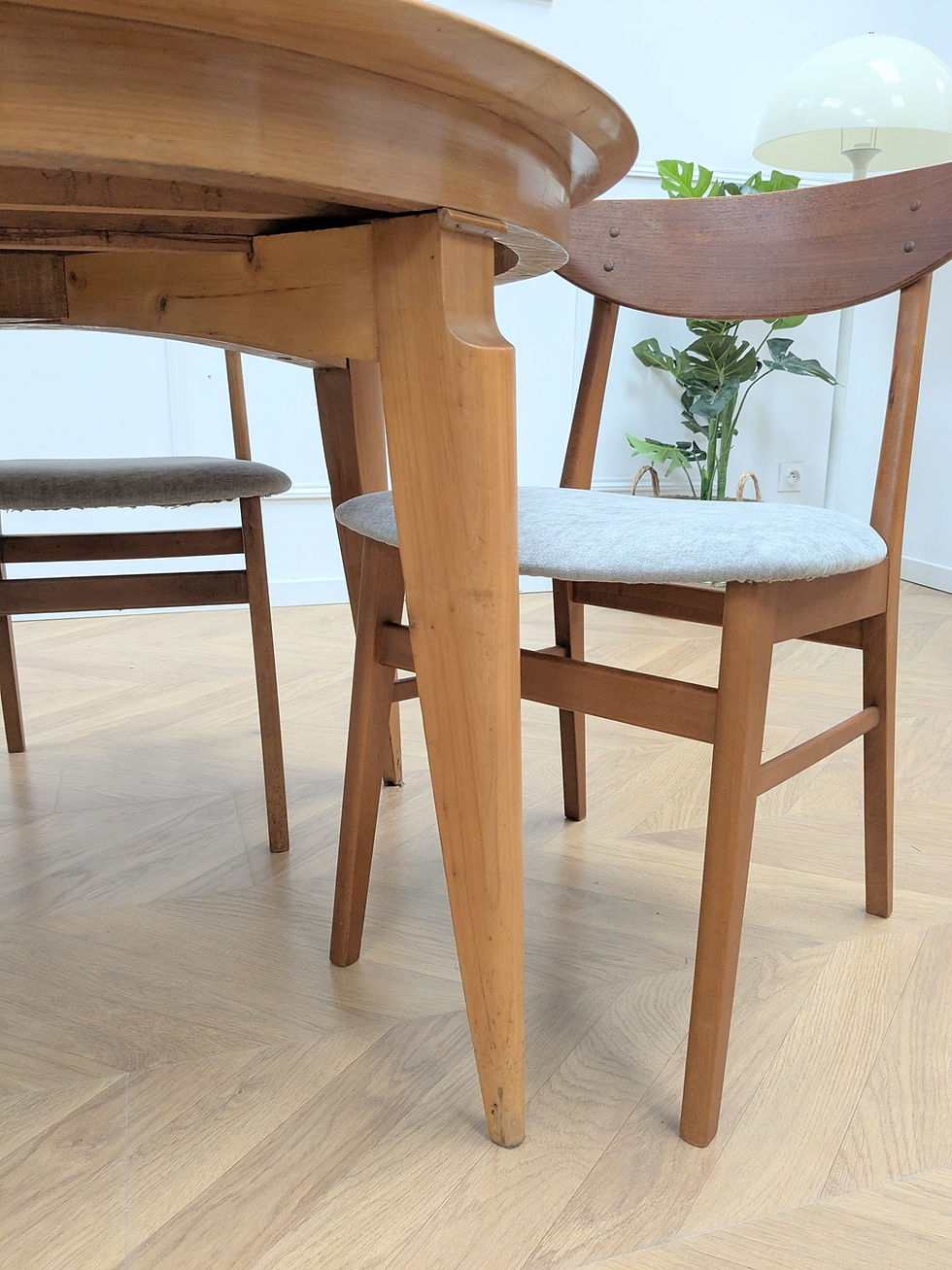 Thumbnail: Table à manger ronde extensible chêne vintage