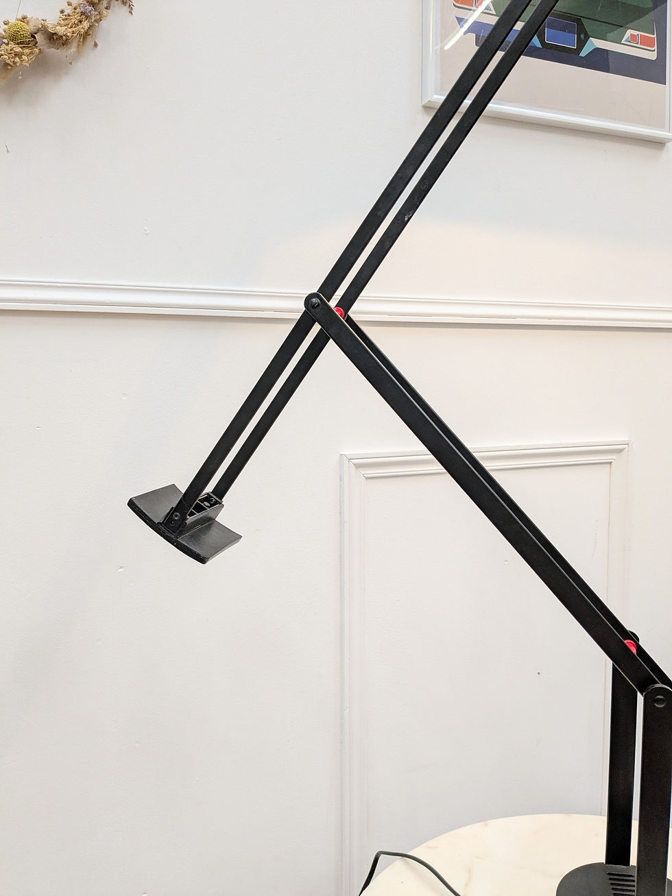 Miniature : Lampe modèle Tizio a été conçue par le designer Richard Sapper en 1972.