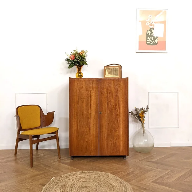 bureau magic box ferme sur fond blanc avec une chaise vintage