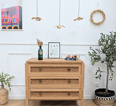 Commode française années 50 en chêne et rotin, 3 tiroirs, façades en rotin