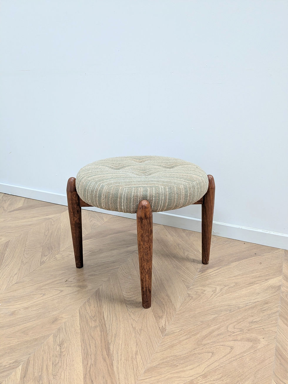 Magnifique tabouret en teck années 60 avec 4 pied en bois massif - vu du dessus