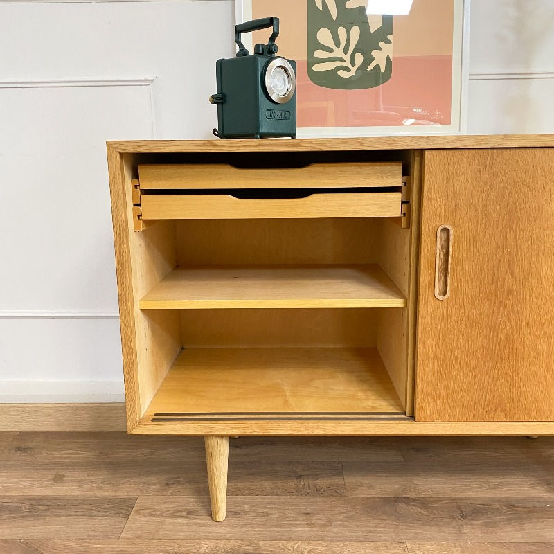 détail étagères du buffet ou enfilade vintage par Poul Hundevad