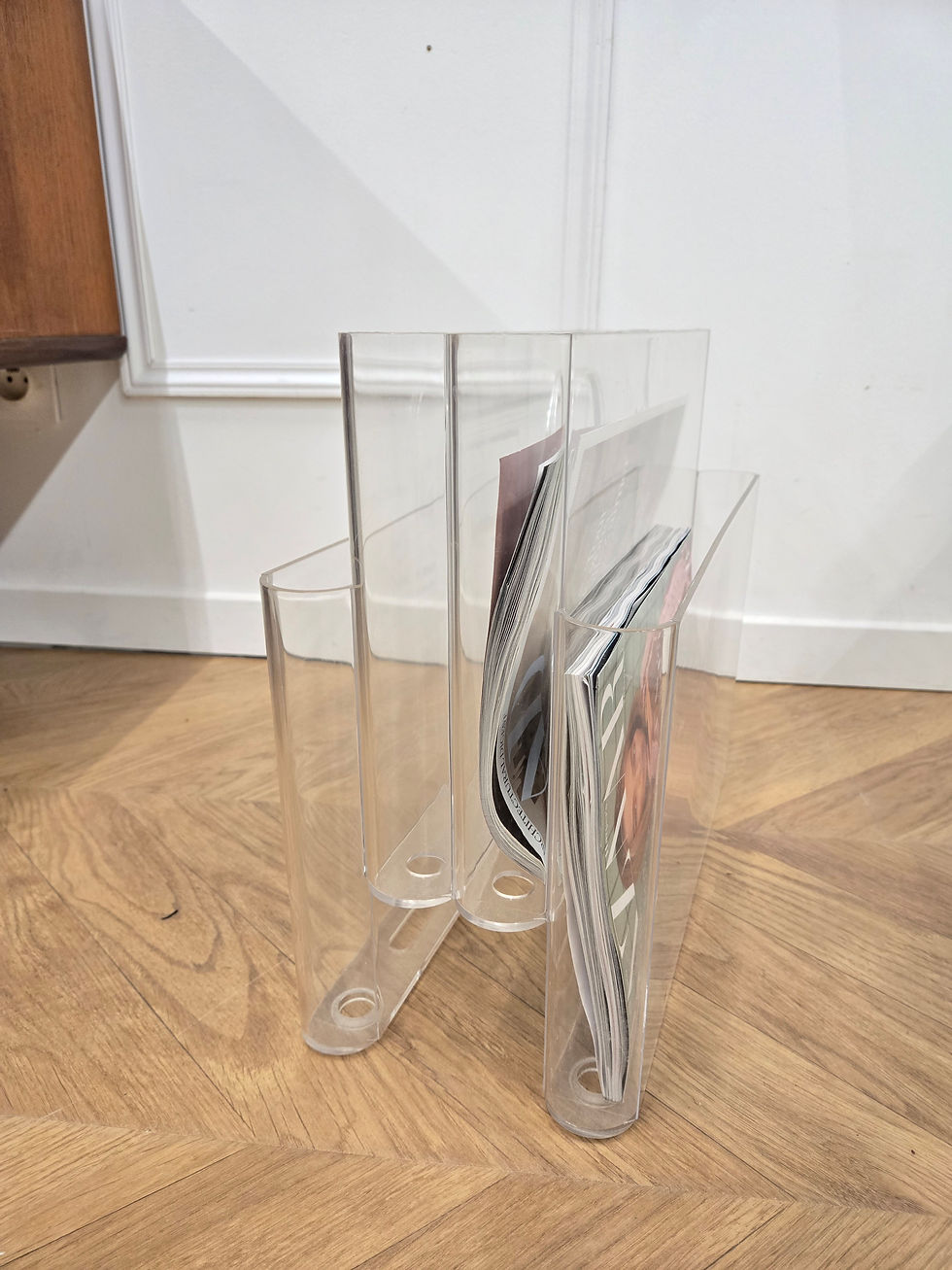 Porte revues en plexiglass Kartell