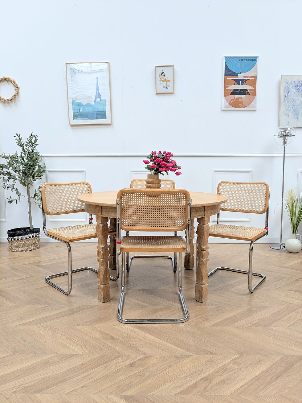 Lot de 4 Chaises Cesca B32 Breuer dans une salle à manger