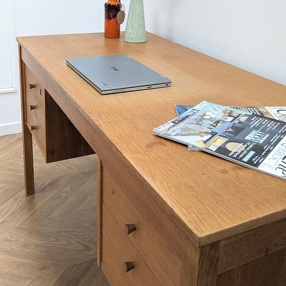 Thumbnail: Un bureau en chêne