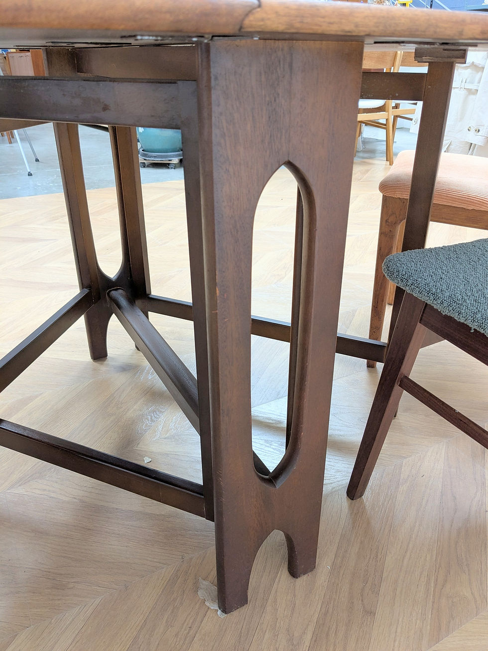 Thumbnail: Table à manger pliable pour 6 personne en bois massif - détail