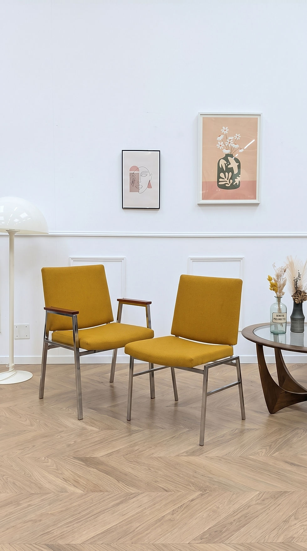 Chaises et fauteuils de table vintage jaunes, design mid-century circa 1970