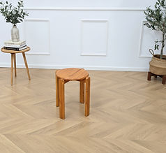 Tabouret en pin brutaliste