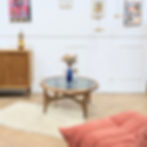 Table basse en teck et verre Stateroom dans un salon contemporain