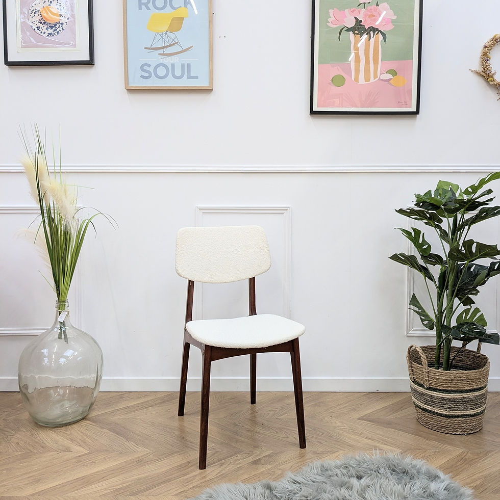 chaises vintage restaurées avec un tissu blanc