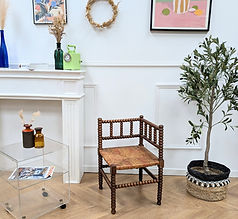 Chaise angle en bois tournée