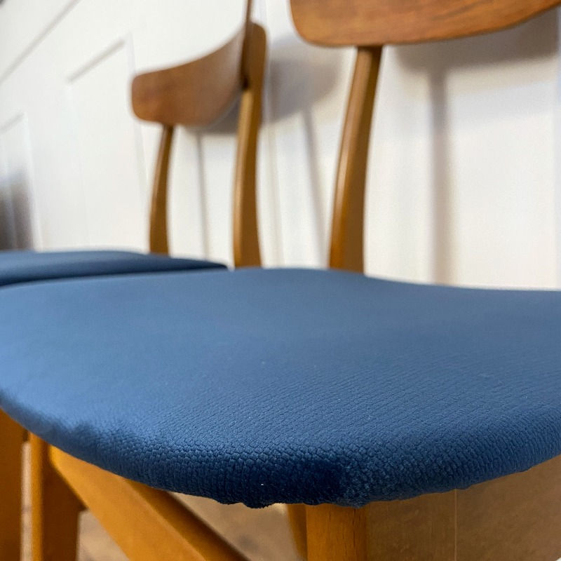 Miniature : détail du tissu bleu des chaises scandinave en teck vintage