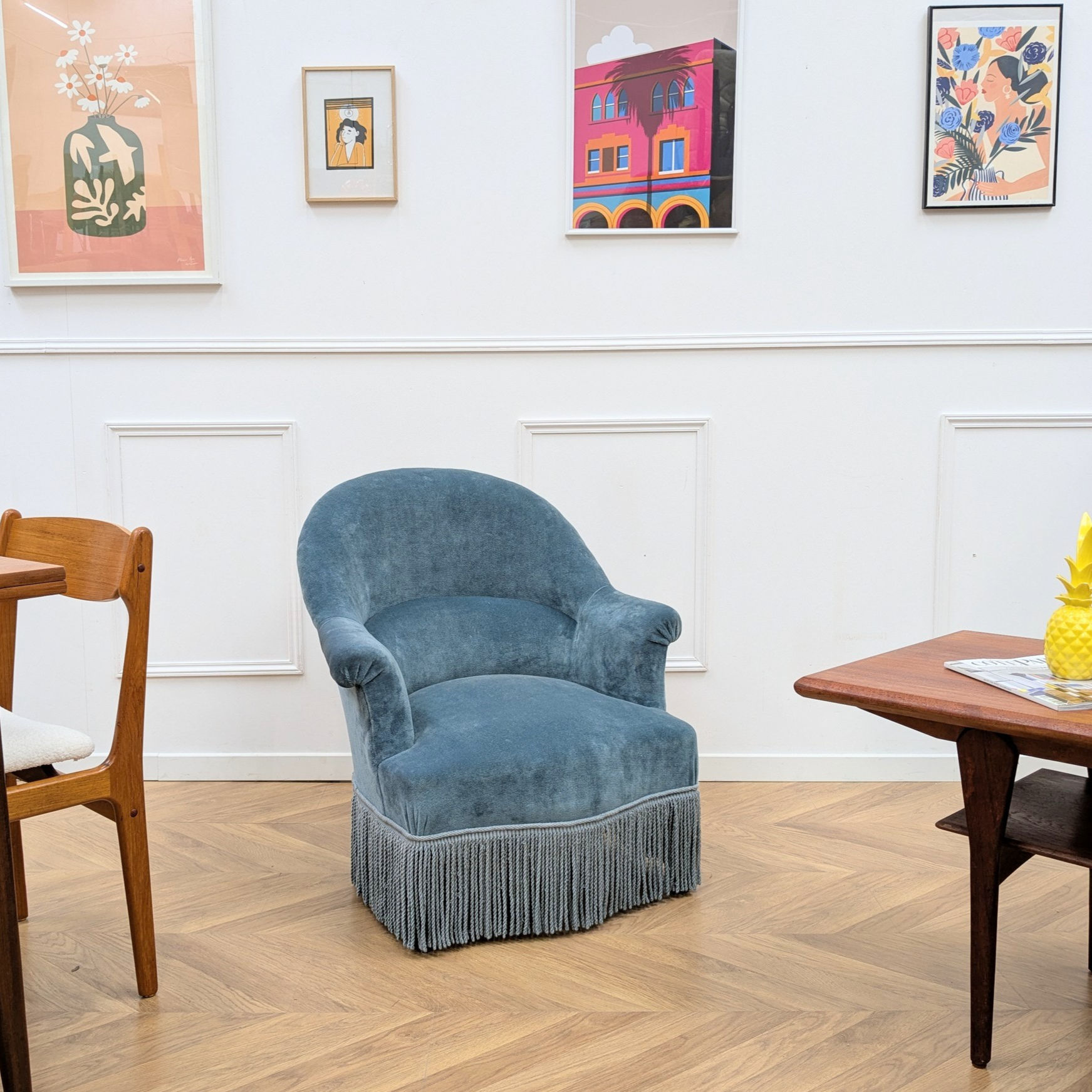 fauteuil crapaud vintage bleu dans un salon