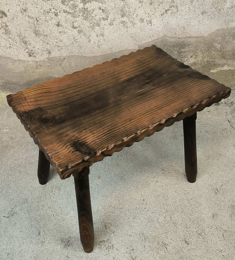 Petite table basse brutaliste en bois massif.