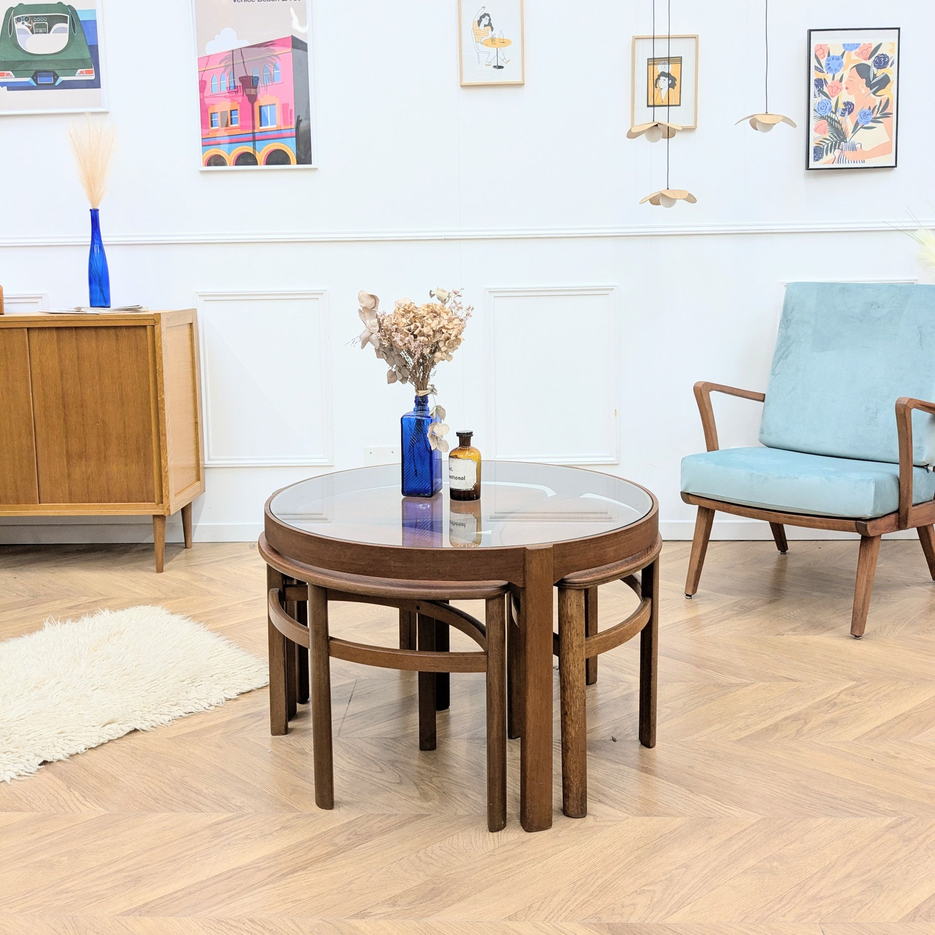 Table basse avec une structure en teck, un plateau en verre dans un salon