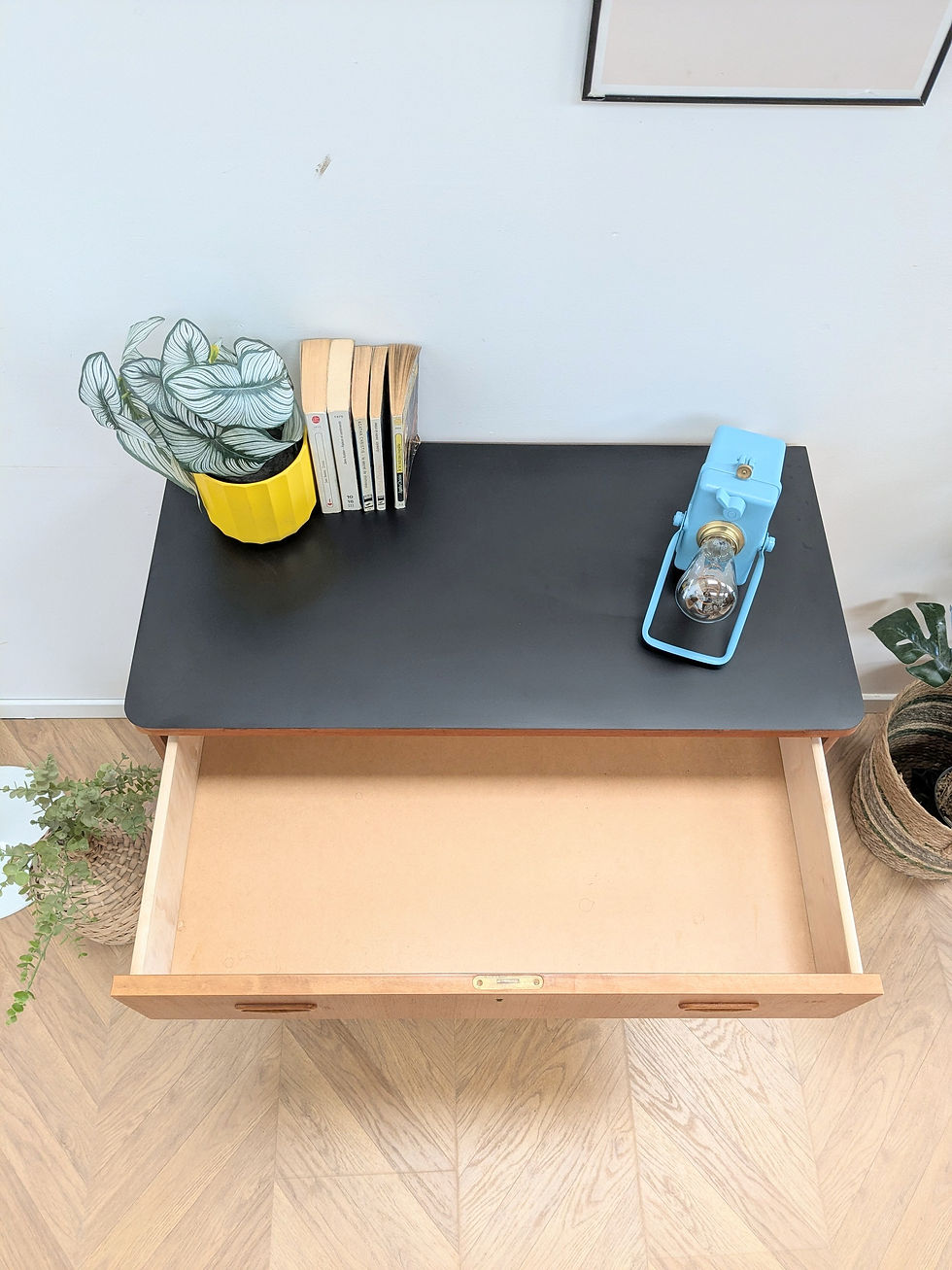 Miniature : Commode scandinave pieds fuseaux
