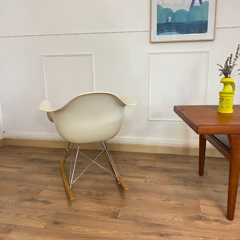 Miniature : Fauteuil eames vu de dos