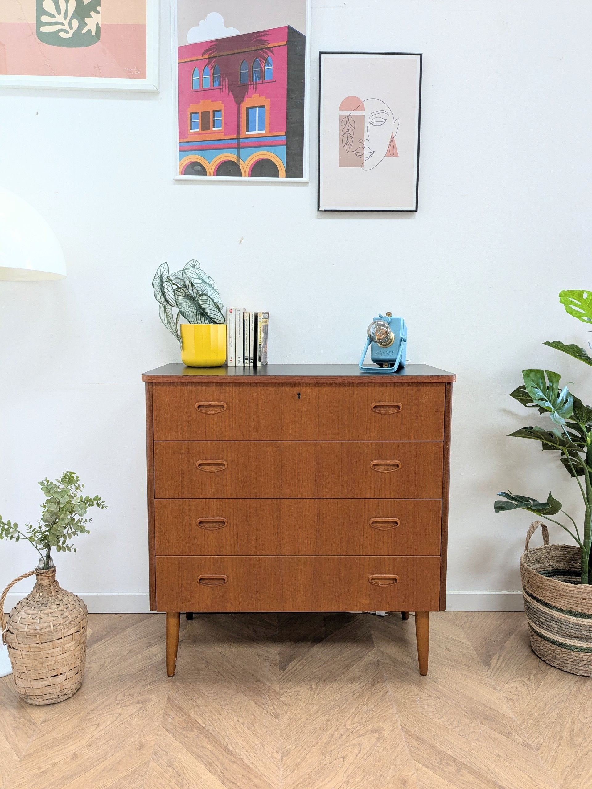 Commode scandinave pieds fuseaux