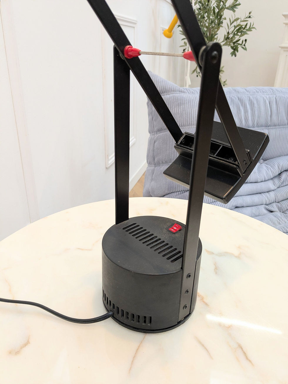 Miniature : Lampe modèle Tizio a été conçue par le designer Richard Sapper en 1972.