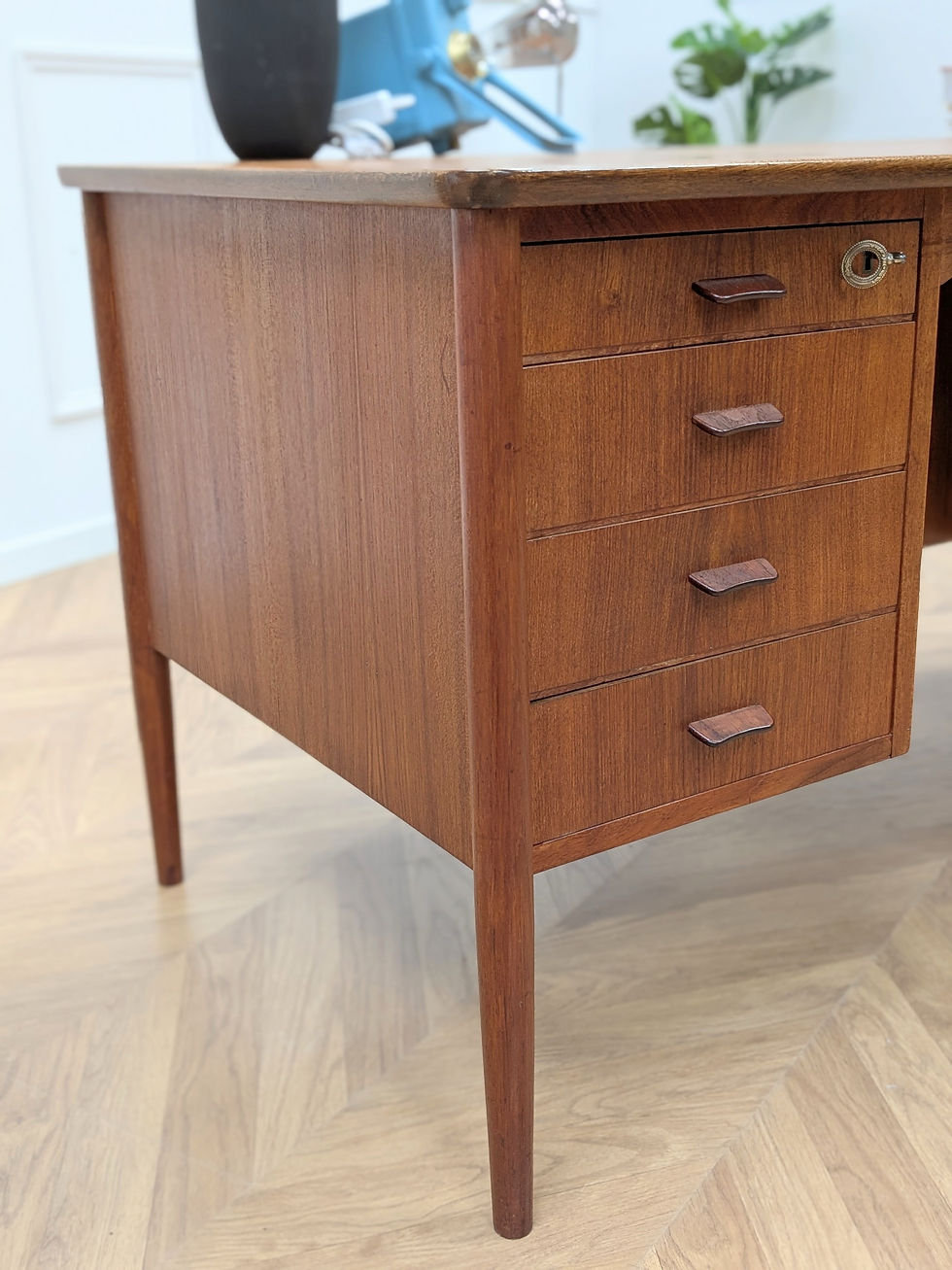 Miniature : Grand bureau vintage scandinave en teck double face - détail des tiroirs en bois