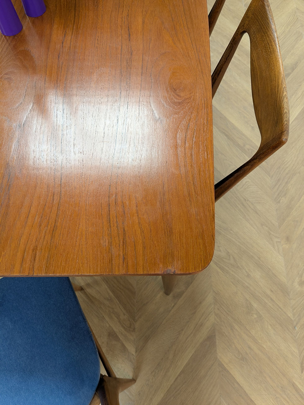 Miniature : Table en bois avec deux rallonges détail du plateau