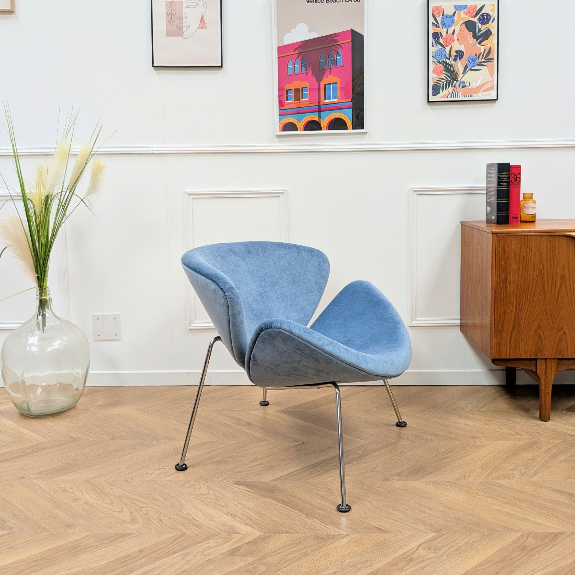 fauteuil bleu orange slice par Pierre Paulin dans un salon