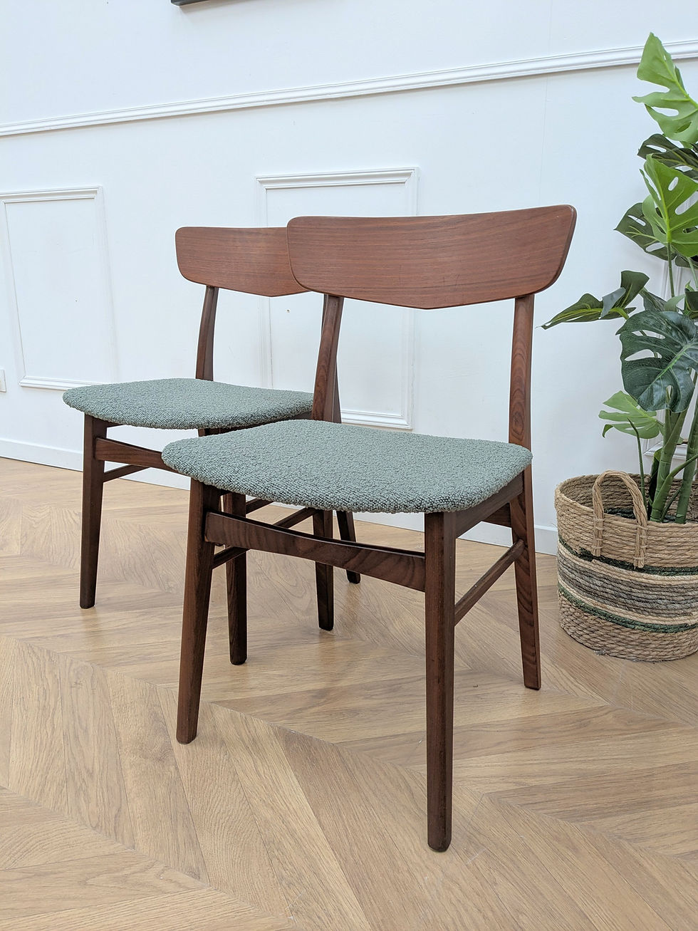 Chaises de salle à manger danoises des années 60 restaurées et retapissées en vert.