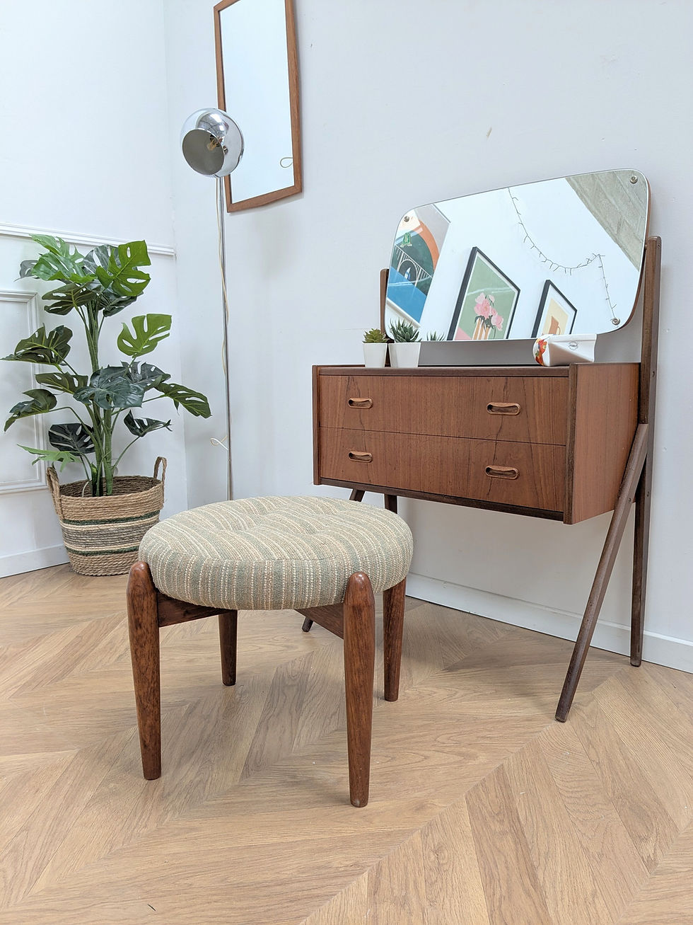 Magnifique tabouret en teck années 60 avec 4 pied en bois massif