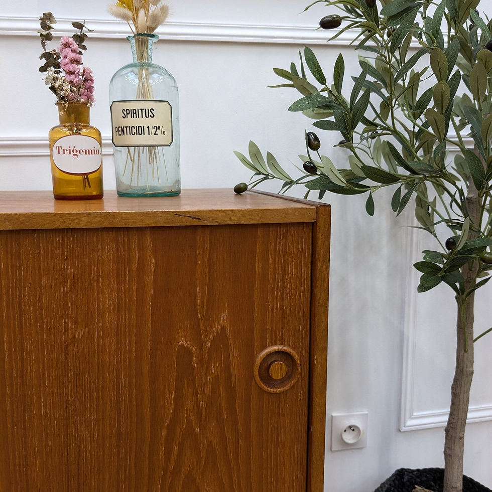 meuble armoire foncé de déco