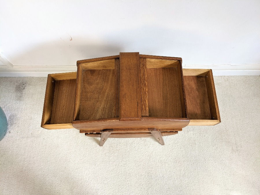 Thumbnail: Travailleuse vintage en bois années 60