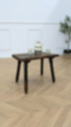 Petite table basse brutaliste en bois massif.