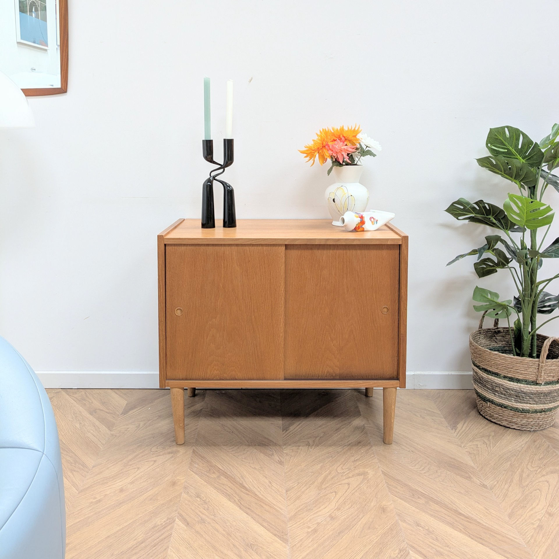 Buffet en chêne avec deux porte coulissante en bois et pieds compas