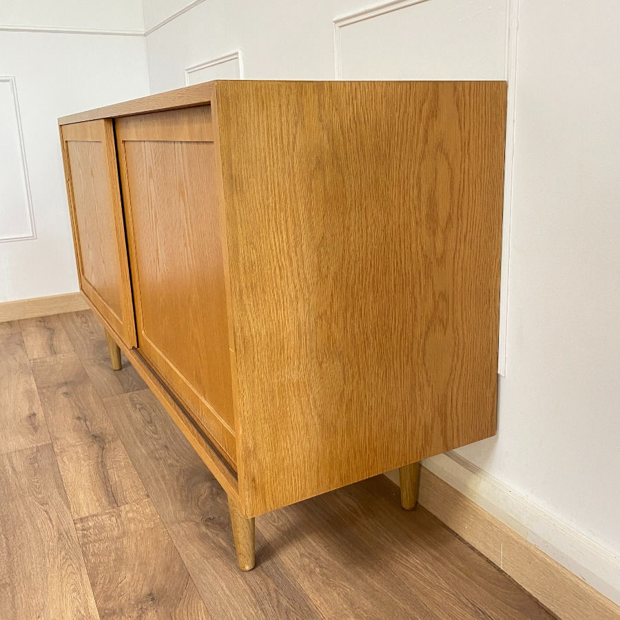 Thumbnail: coté droit de l'enfilade scandinave sur ses pieds fuseaux