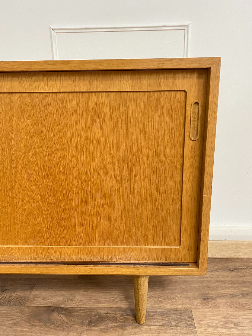 Thumbnail: porte coulissante droite avec sa poignée et pieds fuseaux