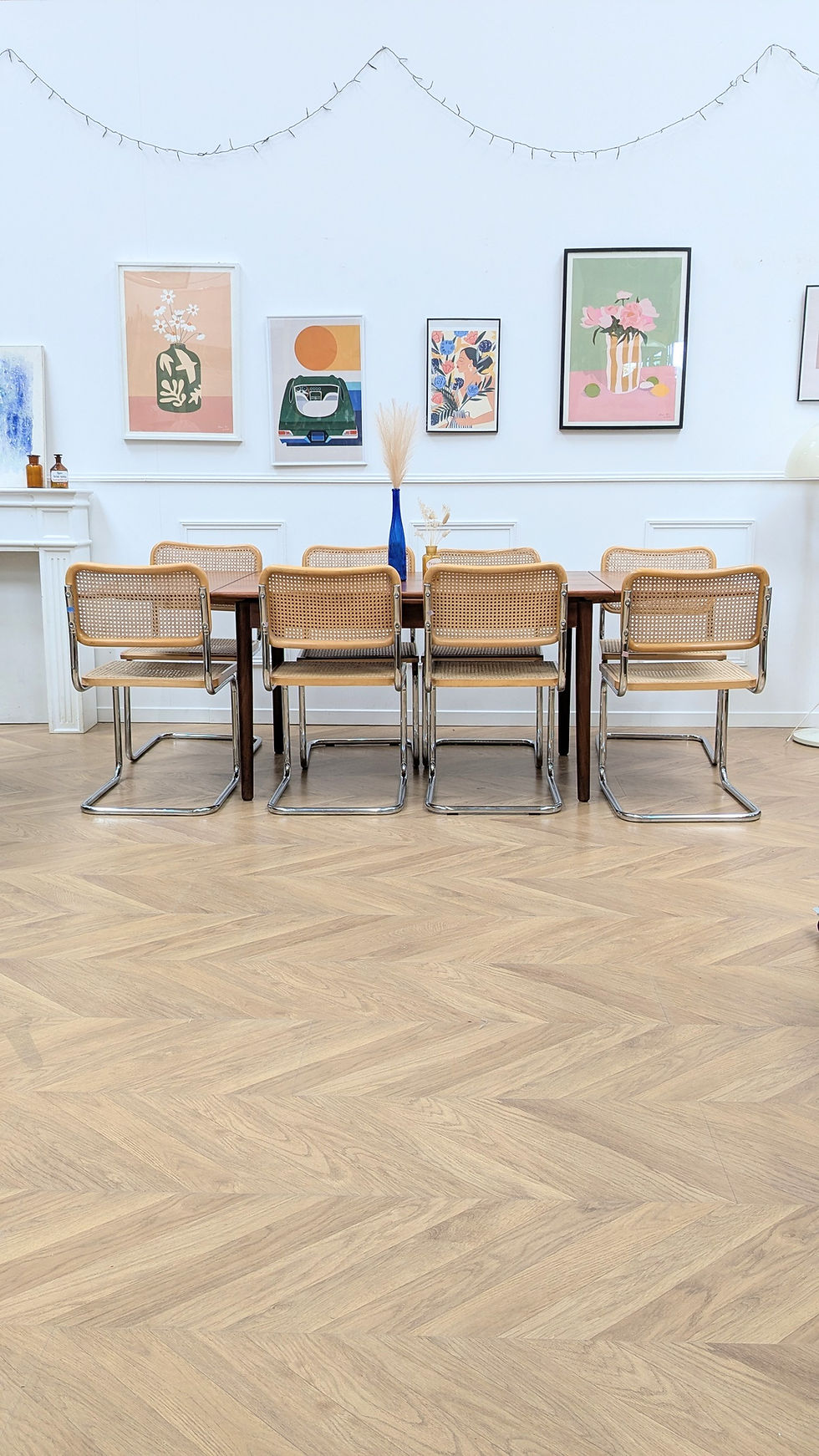 Miniature : Table à manger minimaliste extensible en teck dans une salle à manger