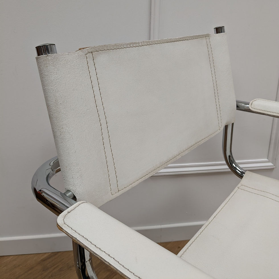 Miniature : Détail de chaise dossier en cuire