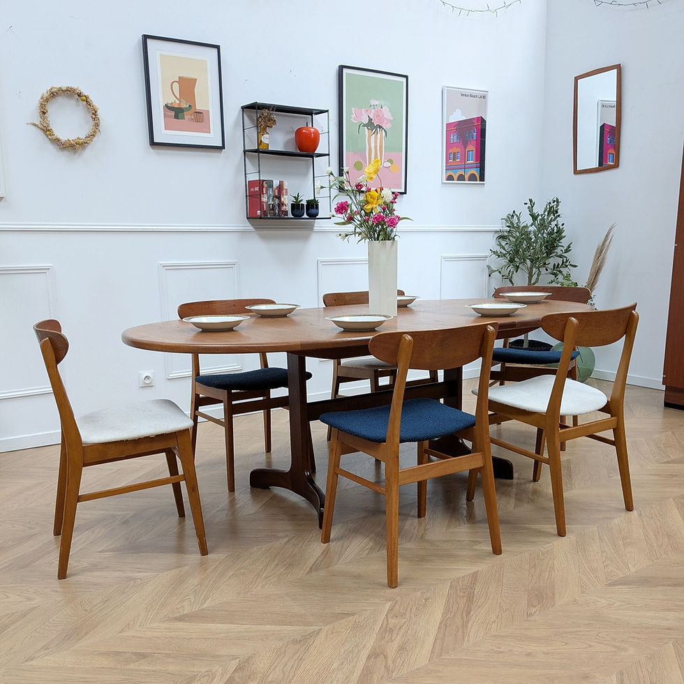 Thumbnail: 3 Chaises de salle a manger vintage avec une assise bleue