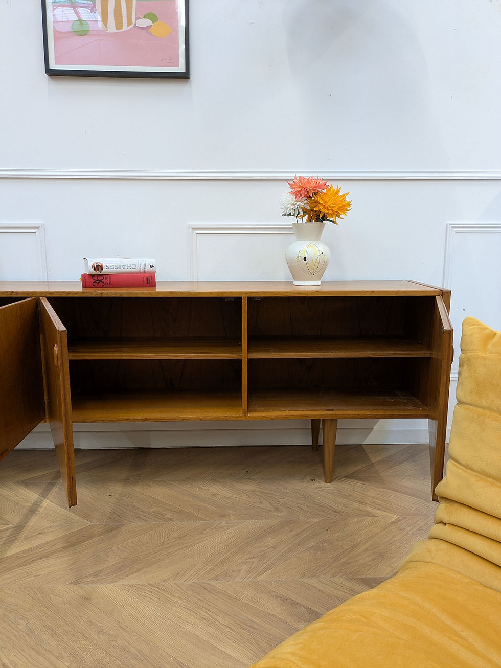 Miniature : Détail d'une enfilade mid-century en bois