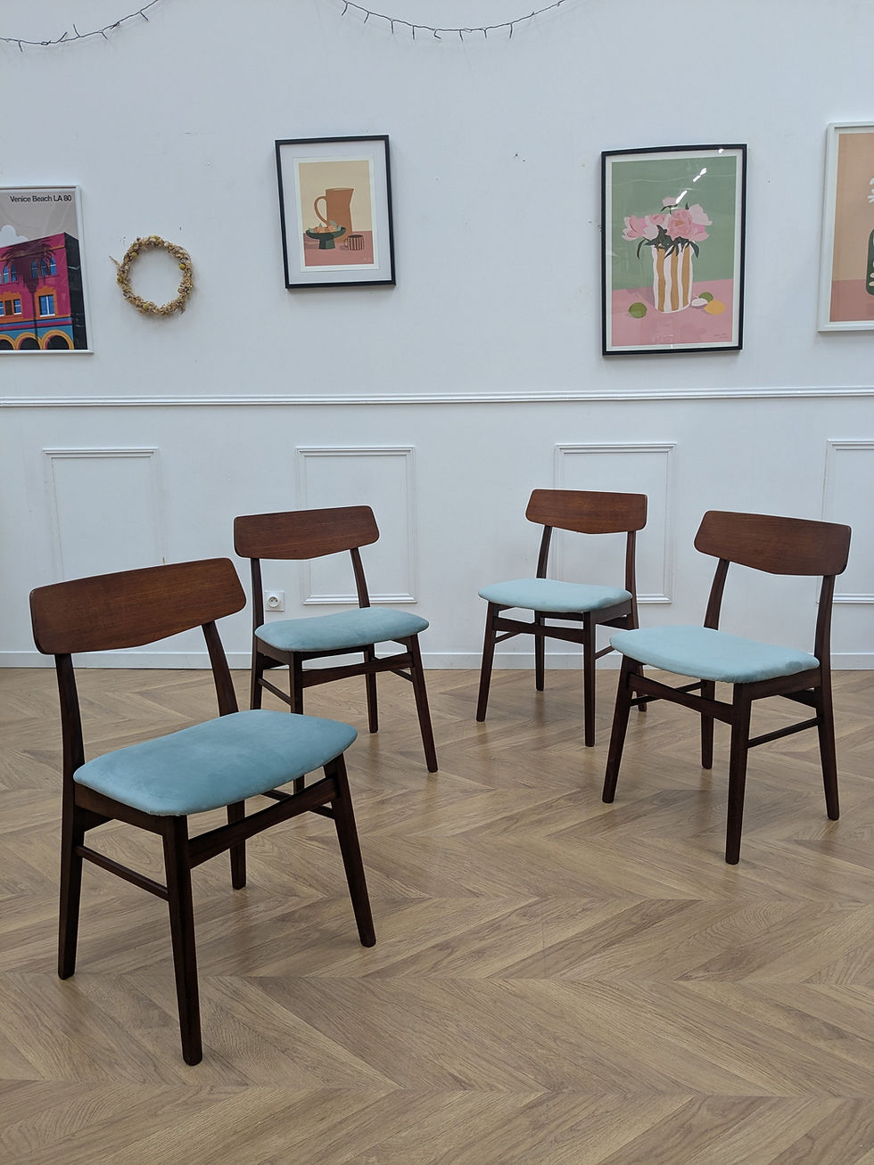 Thumbnail: Anciennes chaises en teck assise tissus bleu